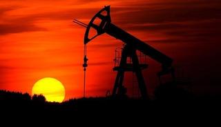 100 doların &uuml;st&uuml;ndeydi, petrol fiyatında yeni rakam: Y&uuml;zde 3,5 d&uuml;ş&uuml;ş