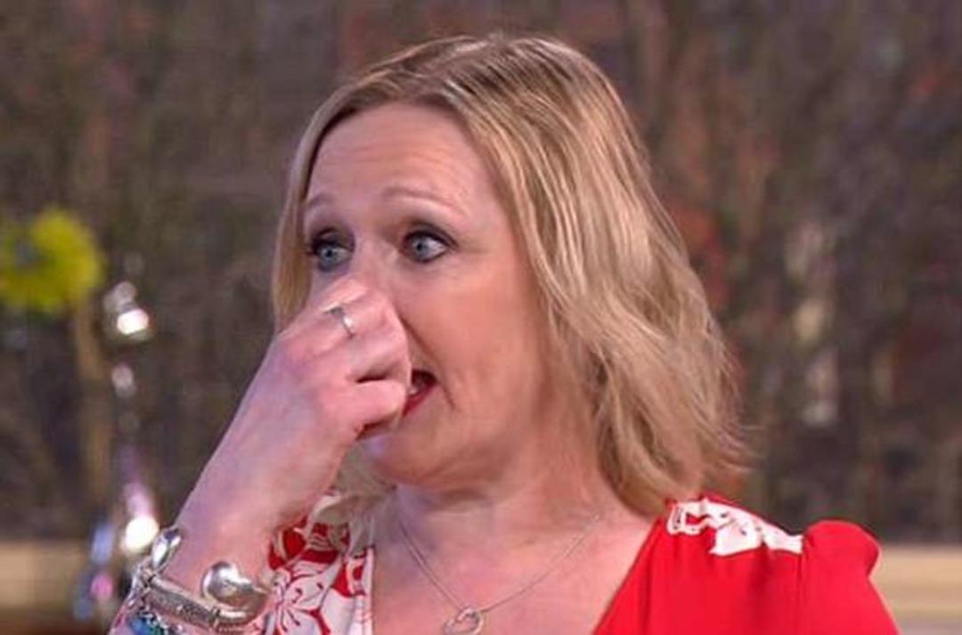 Canlı yayında burnunu &ccedil;ıkardı