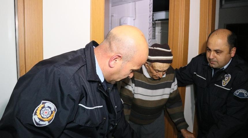 Evinde mahsur kalan yaşlı adamı kurtarmak için zamanla yarıştılar