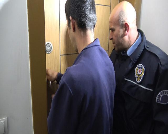 Polis, tuvalette mahsur kalan yaşlı adamı, hırsızların kullandığı yöntemle kurtardı