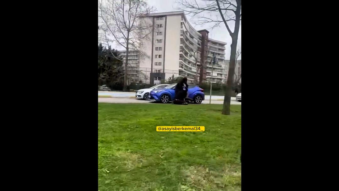 Yer: Pendik! 2 kadın s&uuml;r&uuml;c&uuml; sa&ccedil; sa&ccedil;a baş başa kavgaya tutuştu: "Ejderha kadınlar sizi..." 1