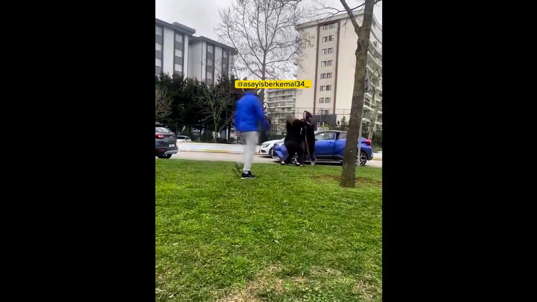 Yer: Pendik! 2 kadın s&uuml;r&uuml;c&uuml; sa&ccedil; sa&ccedil;a baş başa kavgaya tutuştu: "Ejderha kadınlar sizi..." 4