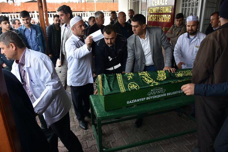 Anneleri tarafından öldürülen iki kardeş toprağa verildi  G1