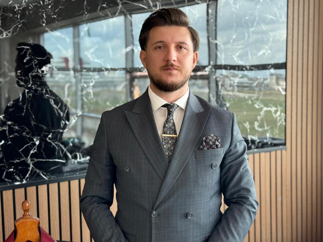  APP  plakasını değiştirmeye gitti! Yaşadığı duruma inanamadı, su&ccedil; duyurusunda bulundu 3