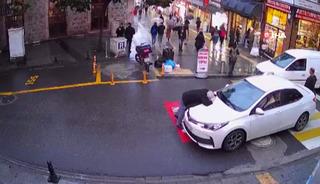 Kendini arabaların &ouml;n&uuml;ne atmasıyla g&uuml;ndem olmuştu! Kahreden haber