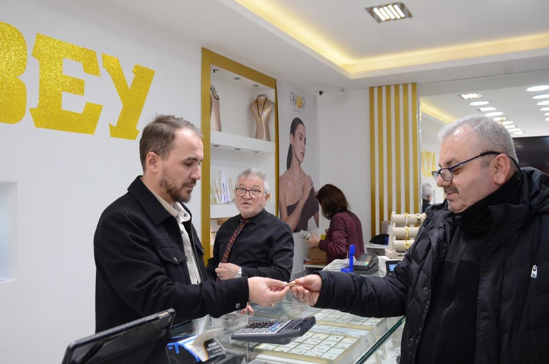 Kuyumcu camına  ilk defa  yazarak anlattı:  28 yıllık kuyumcuyum  1