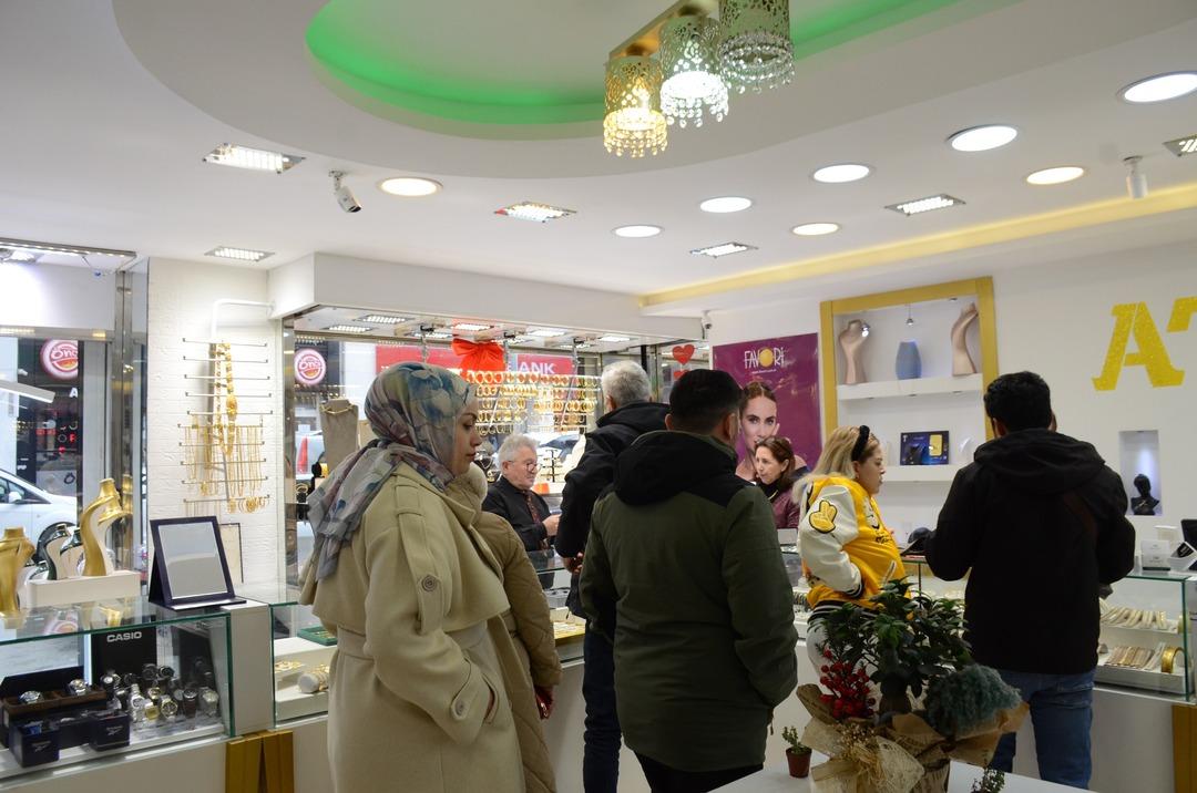 Kuyumcu camına  ilk defa  yazarak anlattı:  28 yıllık kuyumcuyum  2