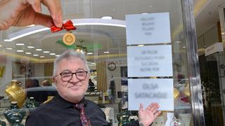 Kuyumcu camına 'ilk defa' yazarak anlattı: '28 yıllık kuyumcuyum'