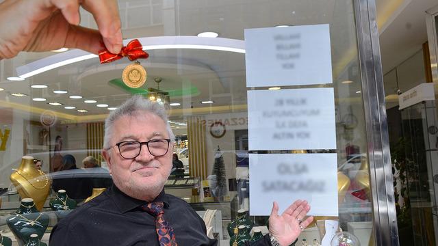 Kuyumcu camına 'ilk defa' yazarak anlattı: '28 yıllık kuyumcuyum'