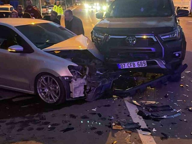 Gazipaşa&rsquo;da kavşakta otomobille kamyonet &ccedil;arpıştı