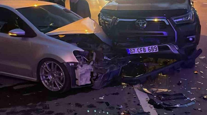 Gazipaşa&rsquo;da kavşakta otomobille kamyonet &ccedil;arpıştı: 1&rsquo;i ağır 5 yaralı