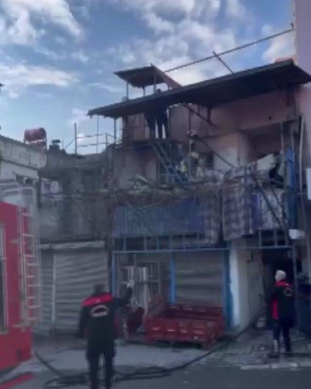 Kahramanmaraş&rsquo;ta ikamet ve depo yangını 1