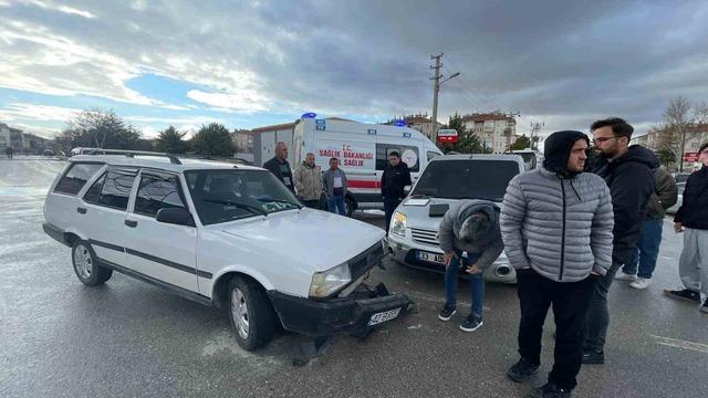 Otomobille hafif ticari ara&ccedil; &ccedil;arpıştı: 1 yaralı 1
