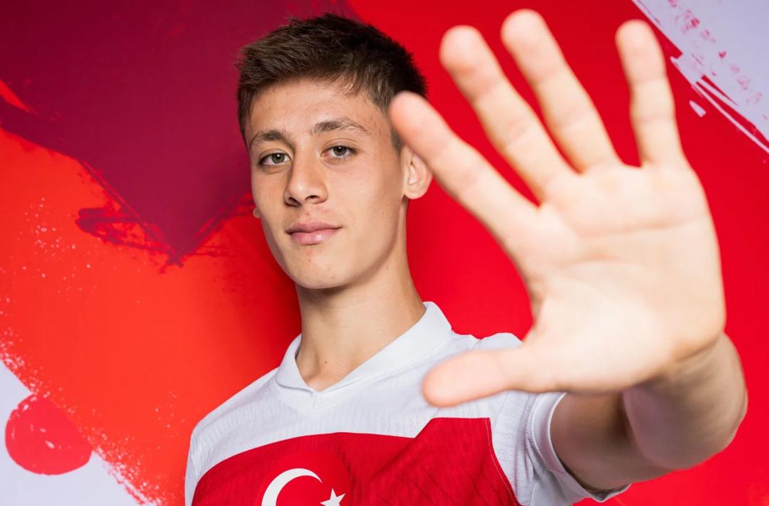 Arda G&uuml;ler den Romanya ma&ccedil;ı &ouml;ncesi  Hagi  ve  2002  itirafı: "Ben daha d&uuml;nyada bile yoktum!" 1