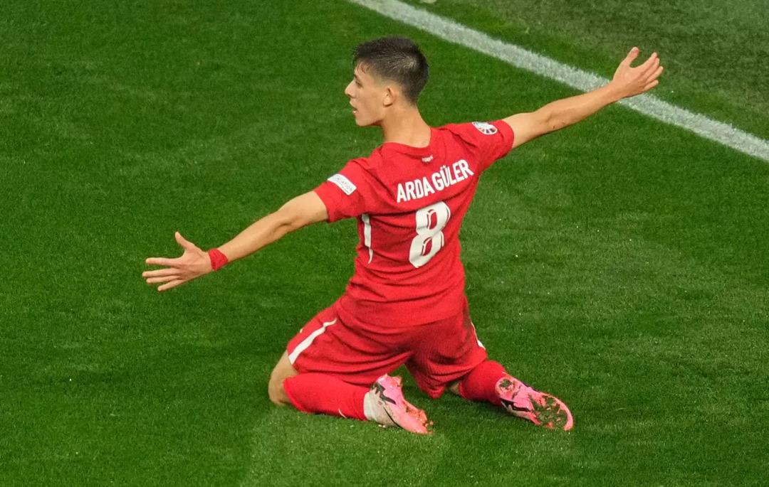 Arda G&uuml;ler den Romanya ma&ccedil;ı &ouml;ncesi  Hagi  ve  2002  itirafı: "Ben daha d&uuml;nyada bile yoktum!" 2