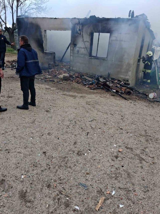 Yatağan&rsquo;daki yangında bir ev k&uuml;le d&ouml;nd&uuml; 1