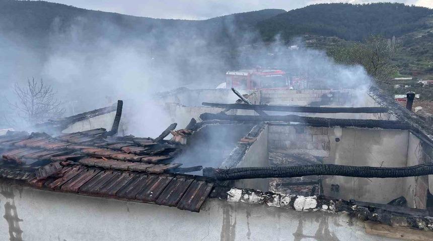 Yatağan&rsquo;daki yangında bir ev k&uuml;le d&ouml;nd&uuml;