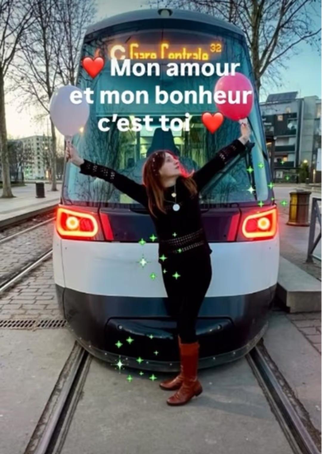 Tramvaya aşık olup evlendi! İlişkilerini kitapla anlatacak: Cinsel ilişkiye bile girmiş 2