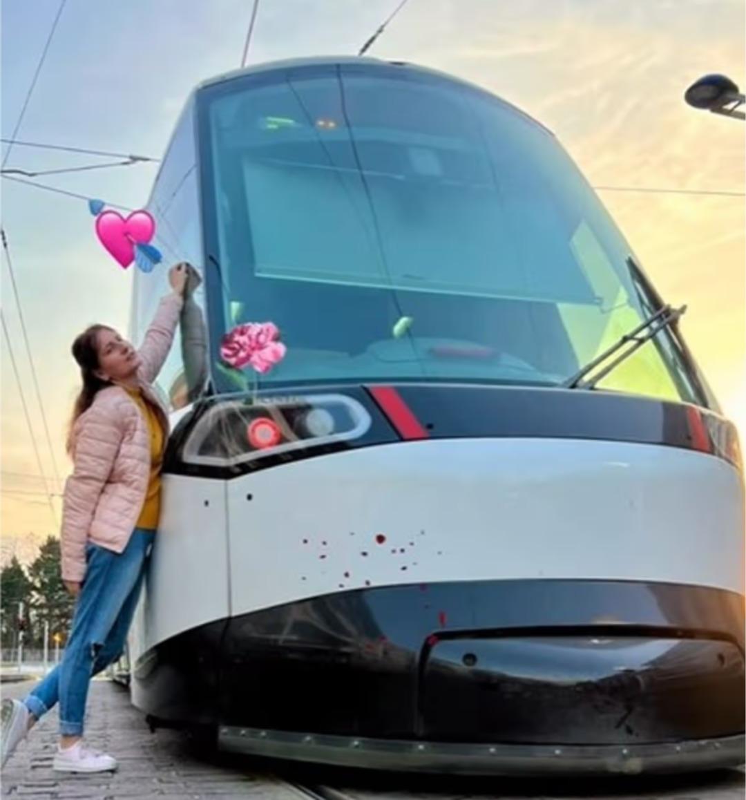 Tramvaya aşık olup evlendi! İlişkilerini kitapla anlatacak: Cinsel ilişkiye bile girmiş 3