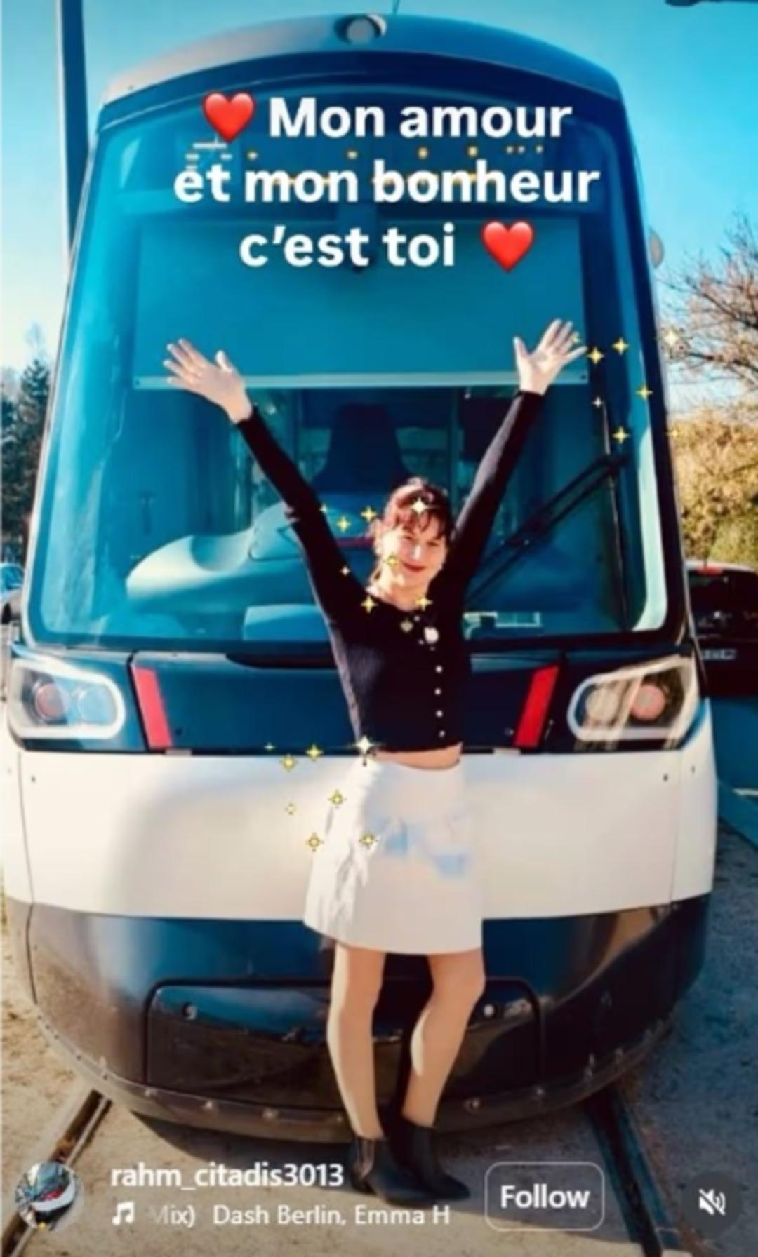 Tramvaya aşık olup evlendi! İlişkilerini kitapla anlatacak: Cinsel ilişkiye bile girmiş 5