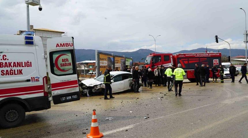 Gaziantep&rsquo;te tır ile otomobil &ccedil;arpıştı: 2 yaralı