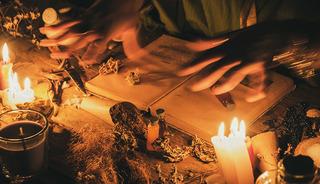 Kız arkadaşına büyü yaptırmak isterken dolandırıldı