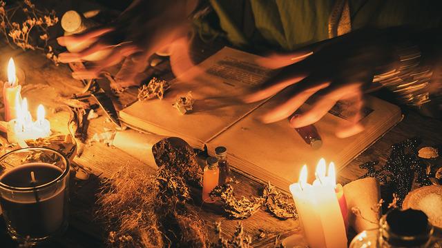 Kız arkadaşına büyü yaptırmak isterken dolandırıldı: Yarım milyon hiç oldu!