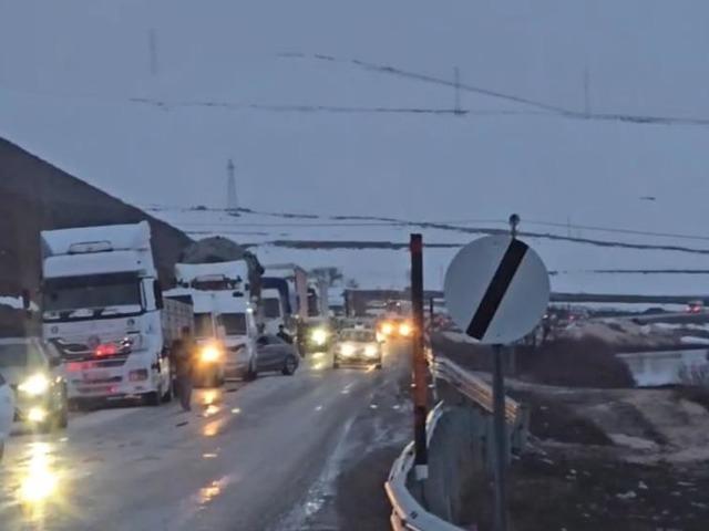 Y&uuml;ksekova&rsquo;da heyelan karayolunu yuttu 