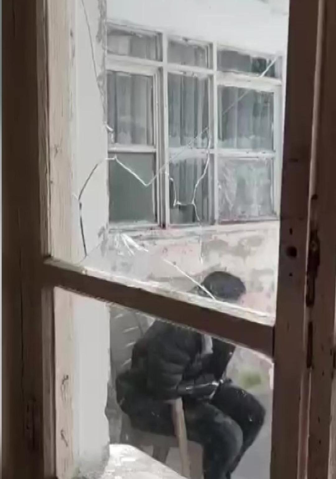 "Polisiz" diyerek eve giren ş&uuml;pheliler anne ile oğlunu vurdu 1