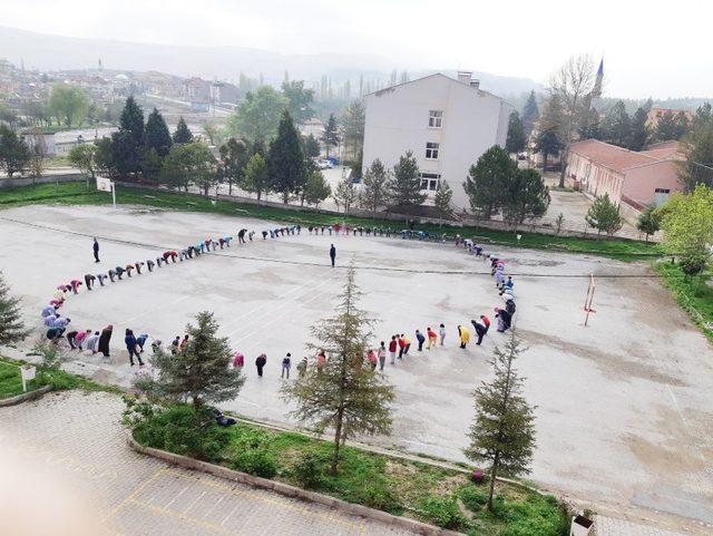 İlkokul öğrencileri sabah sporunda