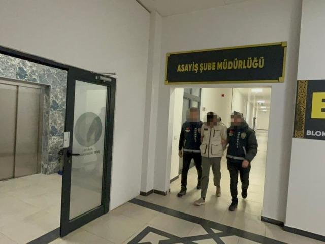 İ&ccedil;inde altın bulunan &ccedil;elik kasayı &ccedil;aldı, polis evinde yakaladı