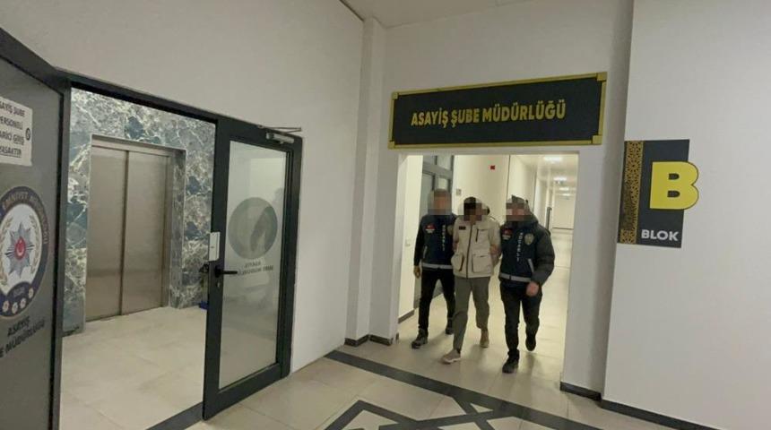 İ&ccedil;inde altın bulunan &ccedil;elik kasayı &ccedil;aldı, polis evinde yakaladı