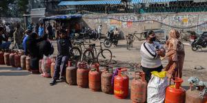 ABD-İran savaşı Hindistan&rsquo;ı fena vurdu: Restoranlar kapandı, fabrikalar sustu, bir otel sahibi intihar etti