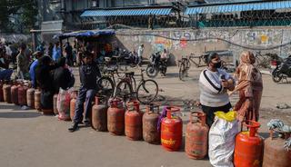 ABD-İran savaşı Hindistan&rsquo;ı fena vurdu: Restoranlar kapandı, fabrikalar sustu, bir otel sahibi intihar etti