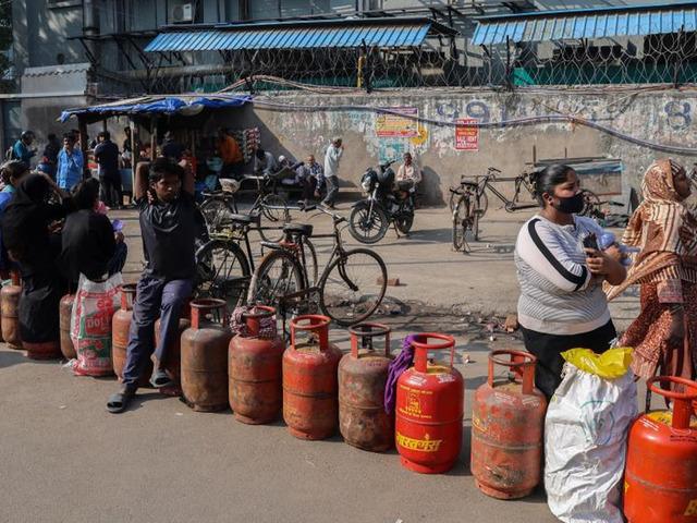 ABD-İran savaşı Hindistan&rsquo;ı fena vurdu: Restoranlar kapandı, fabrikalar sustu, bir otel sahibi intihar etti