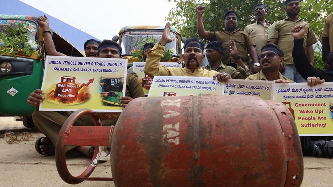 ABD-İran savaşı Hindistan’ı fena vurdu: Restoranlar kapandı, fabrikalar sustu, bir otel sahibi intihar etti 1