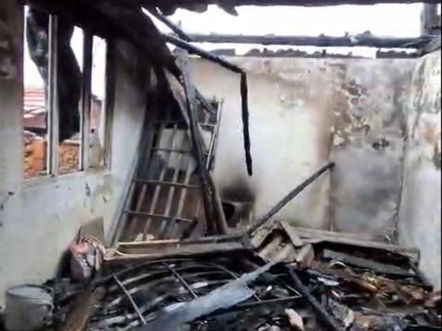 Metruk evde &ccedil;ıkan yangın korkuttu