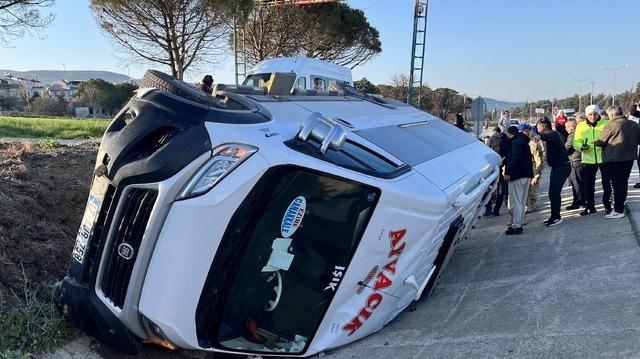 Çanakkale de minibüs ile SUV tipi aracın çarpıştığı kazada 8 kişi yaralandı 3