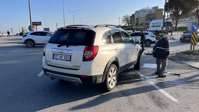 Çanakkale de minibüs ile SUV tipi aracın çarpıştığı kazada 8 kişi yaralandı 2