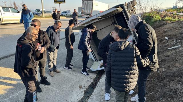 Çanakkale de minibüs ile SUV tipi aracın çarpıştığı kazada 8 kişi yaralandı 1