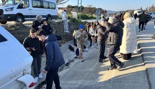 &Ccedil;anakkale'de minib&uuml;s ile SUV tipi aracın &ccedil;arpıştığı kazada 8 kişi yaralandı