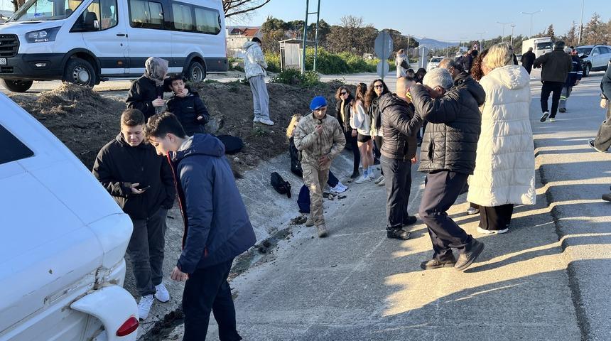 &Ccedil;anakkale'de minib&uuml;s ile SUV tipi aracın &ccedil;arpıştığı kazada 8 kişi yaralandı
