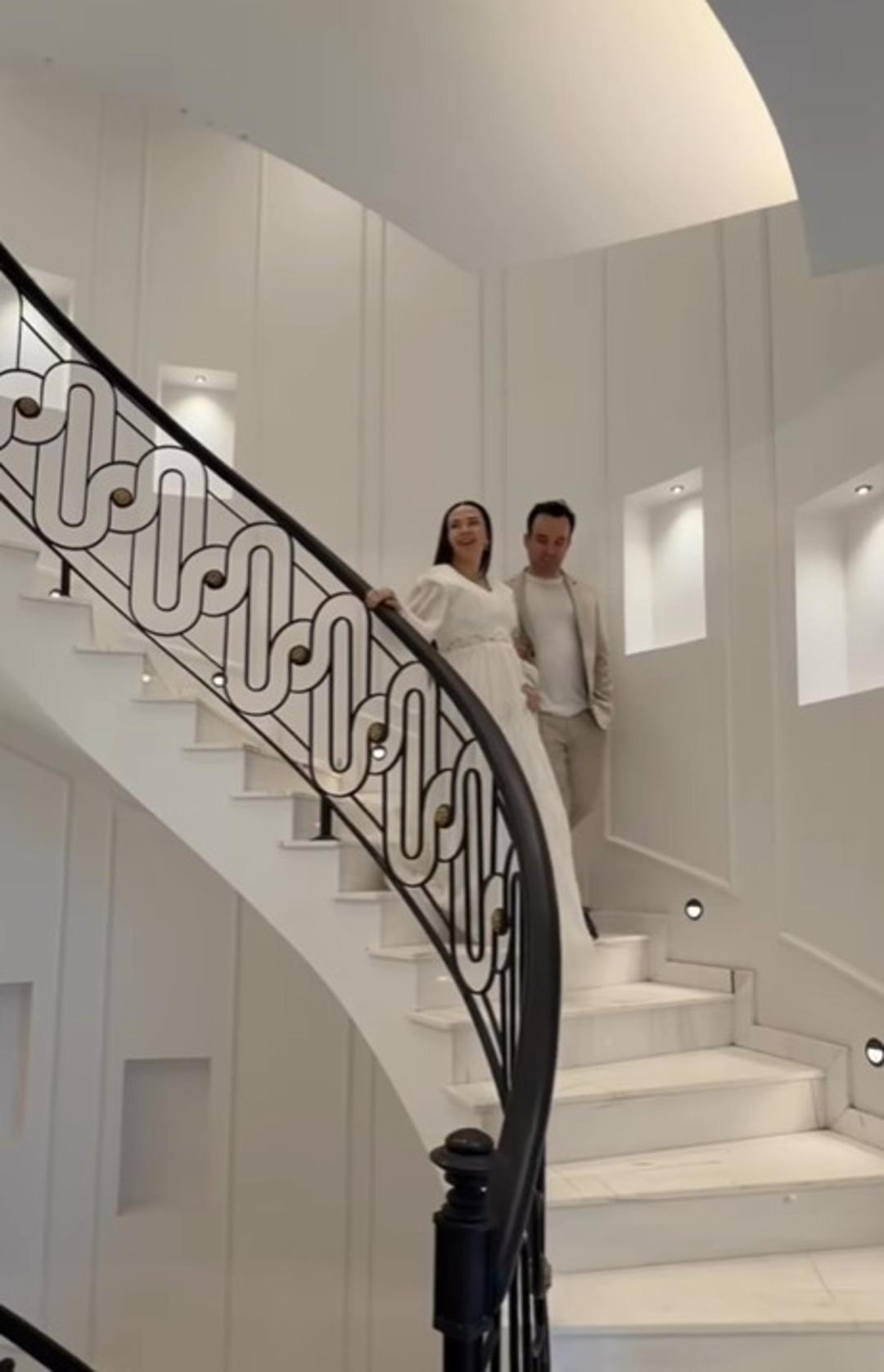 Fenomen &Ouml;zlem &Ouml;z yeni malikanesini gezdirdi!   Ev değil saray   L&uuml;ks g&ouml;sterişi tepki &ccedil;ekti 3