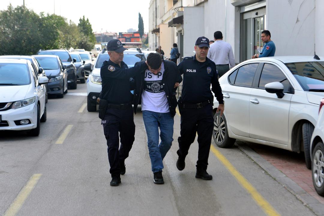 Adana da akılalmaz görüntüler! Tavandan çıktı: Ayağıyla aracı kullandı 5