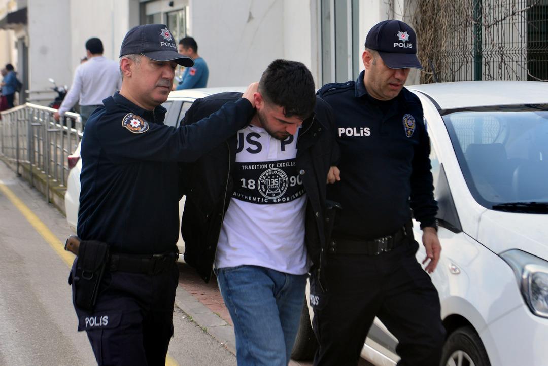 Adana da akılalmaz görüntüler! Tavandan çıktı: Ayağıyla aracı kullandı 4