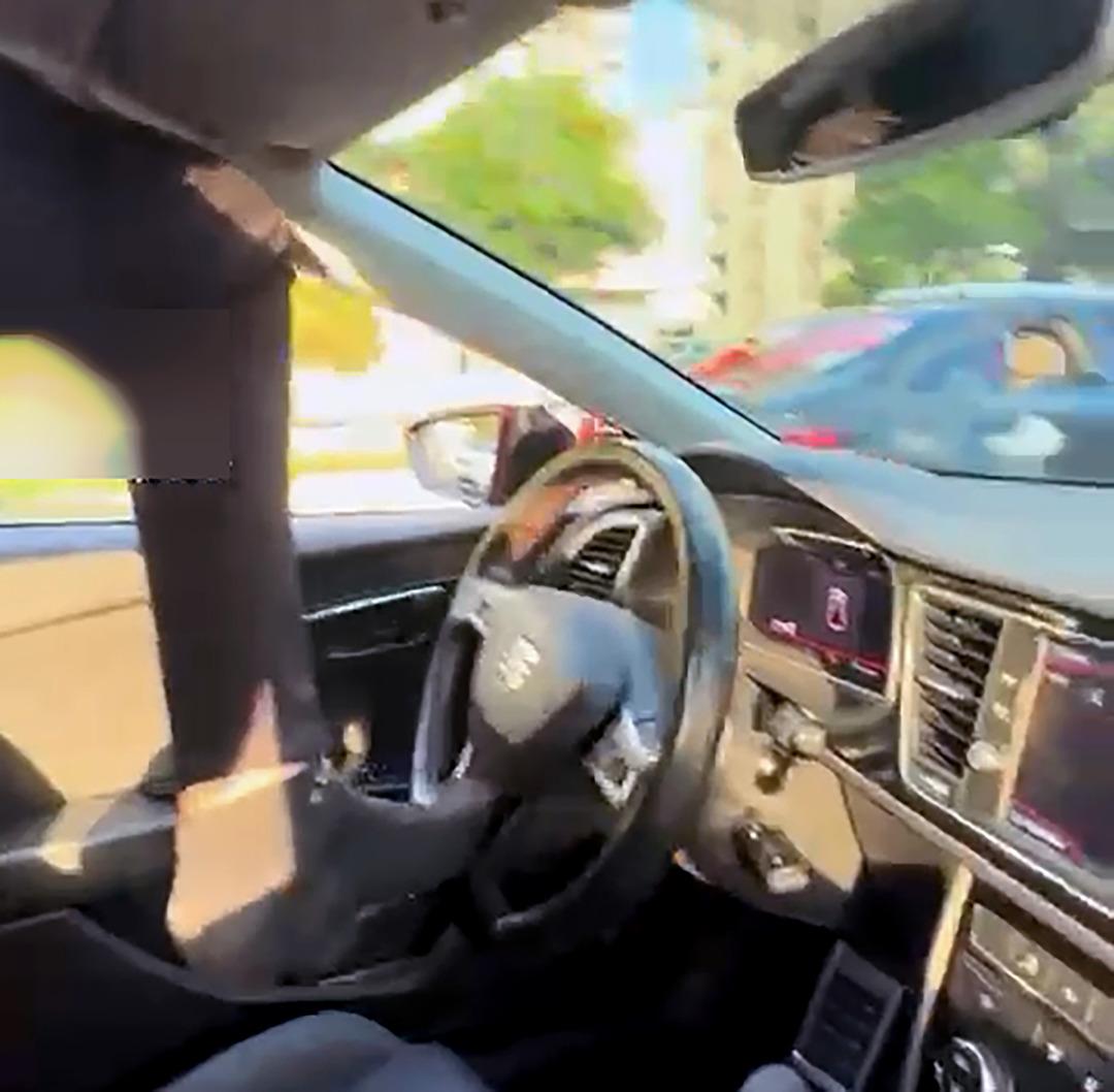 Adana da akılalmaz görüntüler! Tavandan çıktı: Ayağıyla aracı kullandı 2