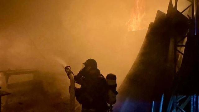 Fethiye'de marangoz atölyesi ile depo yangında hasar gördü