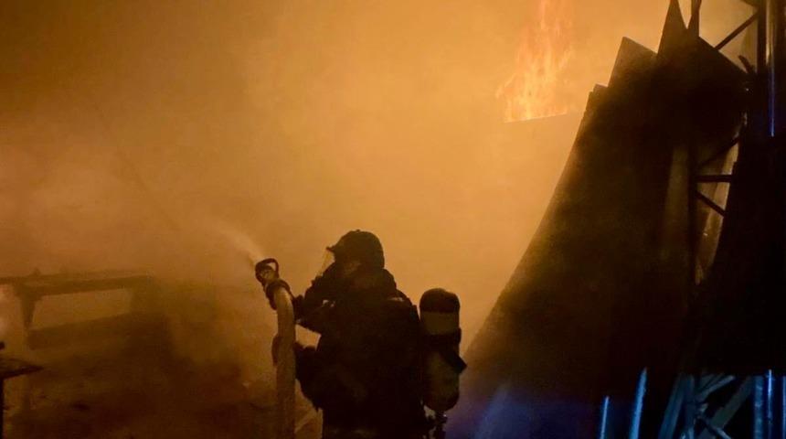 Fethiye'de marangoz at&ouml;lyesi ile depo yangında hasar g&ouml;rd&uuml;