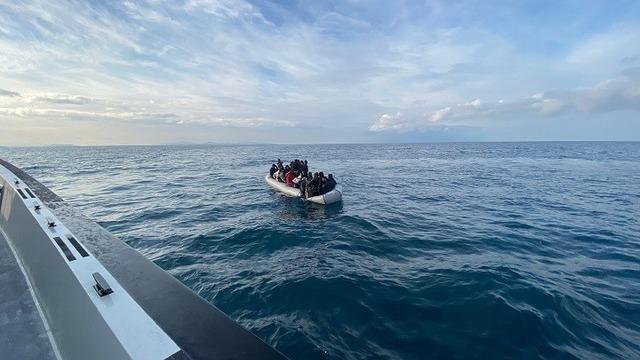 İzmir açıklarında 37 düzensiz göçmen yakalandı, 42 göçmen kurtarıldı