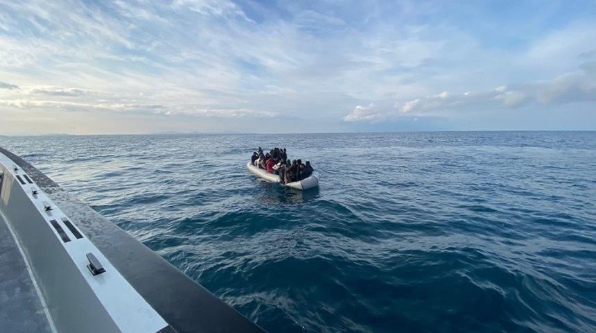 İzmir a&ccedil;ıklarında 37 d&uuml;zensiz g&ouml;&ccedil;men yakalandı, 42 g&ouml;&ccedil;men kurtarıldı